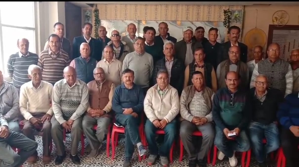 धर्मशाला में जिला पेंशनर वेलफेयर एसोसिएशन की ओर पेंशनर दिवस पर आयोजित कार्यक्रम में पेंशनरों को धर्मशाला में जिला पेंशनर वेलफेयर एसोसिएशन की ओर पेंशनर दिवस पर आयोजित कार्यक्रम में पेंशनरों को