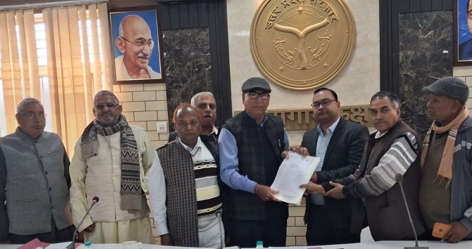 विभिन्न मांगों को लेकर कलक्ट्रेट पहुंचे पेंशनर्स । संवाद विभिन्न मांगों को लेकर कलक्ट्रेट पहुंचे पेंशनर्स । संवाद