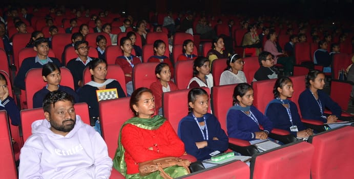 वीर बाल दिवस के उपलक्ष्य में डॉ. मंगलसेन सभागार में आयोजित सैंड आर्ट शो के दौरान मुंबई के सर्वम