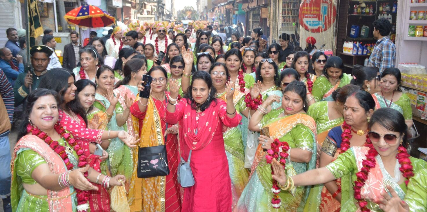 121... श्रीमन:कामेश्वर मंदिर से श्री गिरिराज जी सेवा मंडल परिवार की ओर से निकाली गई छप्पन भोग म 121... श्रीमन:कामेश्वर मंदिर से श्री गिरिराज जी सेवा मंडल परिवार की ओर से निकाली गई छप्पन भोग म