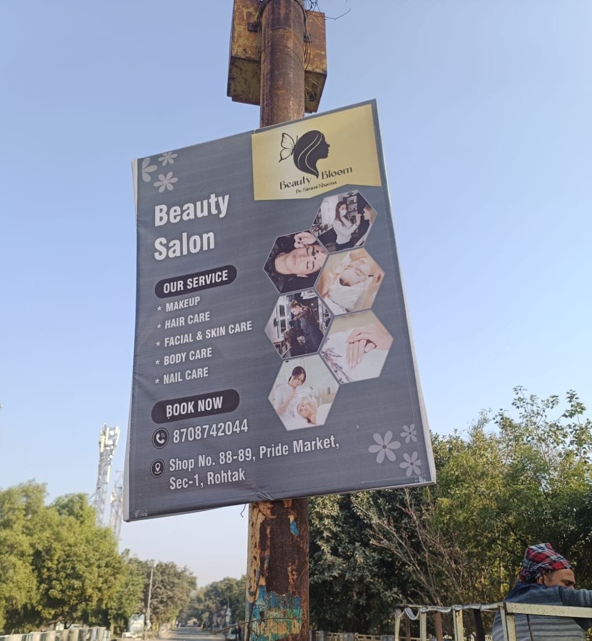 26...सेक्टर-14 के रोड पर अवैध होर्डिंग को हटाती नगर निगम की टीम। स्रोत : निगम