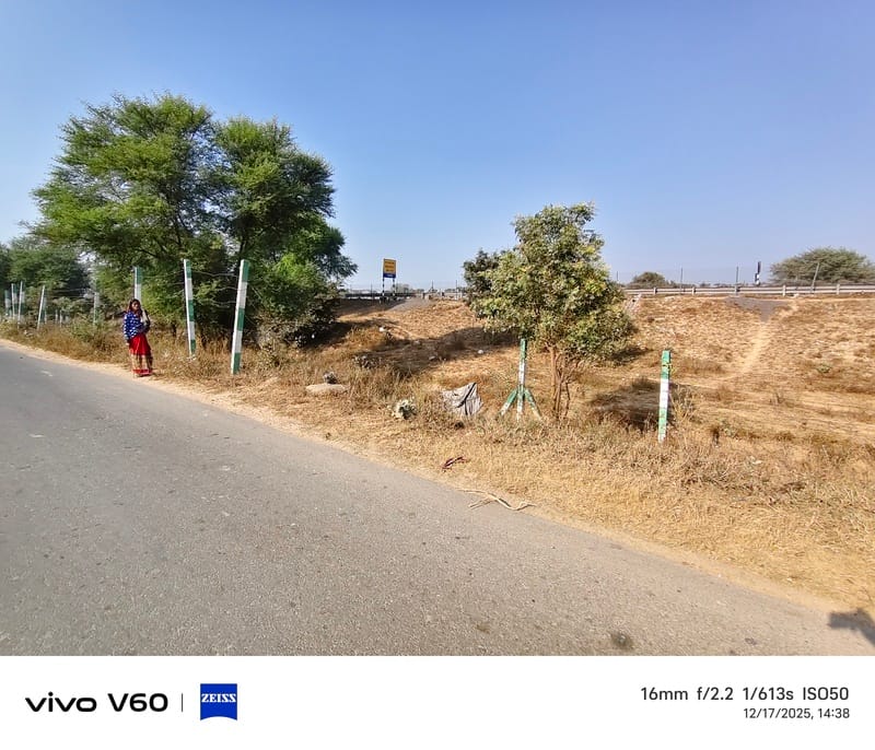आगरा लखनऊ एक्सप्रेसवे की सर्विस रोड पर जगह जगह कटे कटीले तार आगरा लखनऊ एक्सप्रेसवे की सर्विस रोड पर जगह जगह कटे कटीले तार