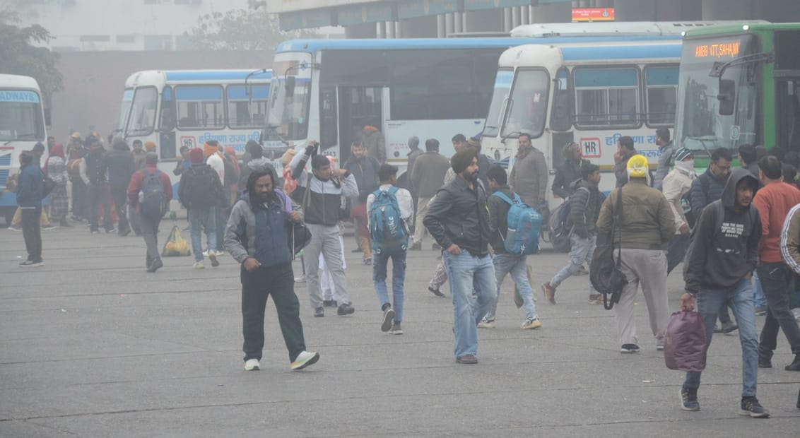 अंबाला छावनी बस स्टैंड पर छाया कोहरा और बसों की इंतजार करते यात्री। संवाद अंबाला छावनी बस स्टैंड पर छाया कोहरा और बसों की इंतजार करते यात्री। संवाद