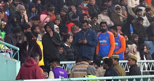 भारत और दक्षिण अफ्रीका के बीच चौथा टी-20 मुकाबला रद्द होने से मायूस दर्शक। 
