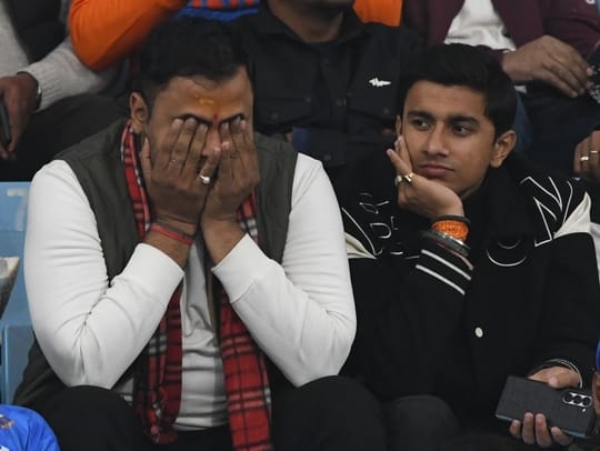 भारत और दक्षिण अफ्रीका के बीच चौथा टी-20 मुकाबला रद्द होने से मायूस दर्शक। 