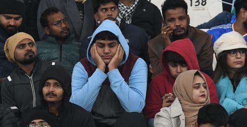 भारत और दक्षिण अफ्रीका के बीच चौथा टी-20 मुकाबला रद्द होने से मायूस दर्शक। 