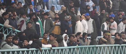 भारत और दक्षिण अफ्रीका के बीच चौथा टी-20 मुकाबला रद्द होने से मायूस दर्शक। 