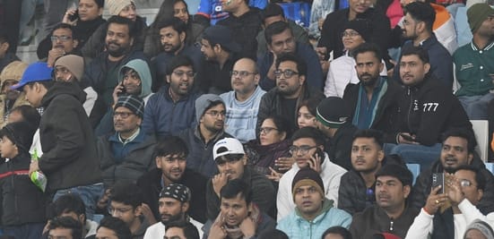 भारत और दक्षिण अफ्रीका के बीच चौथा टी-20 मुकाबला रद्द होने से मायूस दर्शक। 