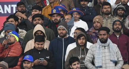 भारत और दक्षिण अफ्रीका के बीच चौथा टी-20 मुकाबला रद्द होने से मायूस दर्शक। 