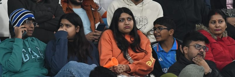 भारत और दक्षिण अफ्रीका के बीच चौथा टी-20 मुकाबला रद्द होने से मायूस दर्शक। 