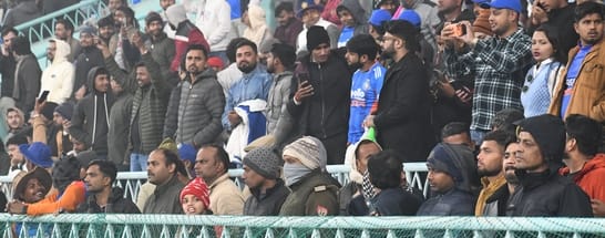 भारत और दक्षिण अफ्रीका के बीच चौथा टी-20 मुकाबला रद्द होने से मायूस दर्शक। 