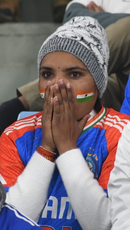 भारत और दक्षिण अफ्रीका के बीच चौथा टी-20 मुकाबला रद्द होने से मायूस दर्शक। 