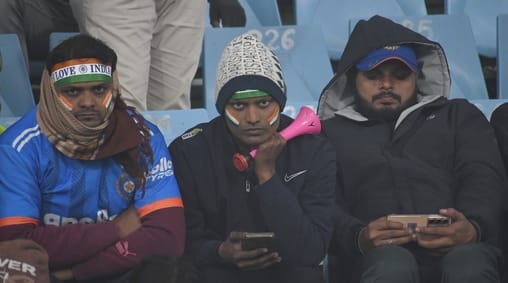 भारत और दक्षिण अफ्रीका के बीच चौथा टी-20 मुकाबला रद्द होने से मायूस दर्शक। 