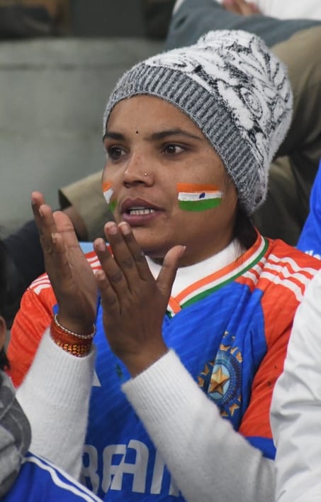 भारत और दक्षिण अफ्रीका के बीच चौथा टी-20 मुकाबला रद्द होने से मायूस दर्शक। 