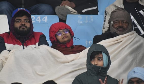 भारत और दक्षिण अफ्रीका के बीच चौथा टी-20 मुकाबला रद्द होने से मायूस दर्शक। 