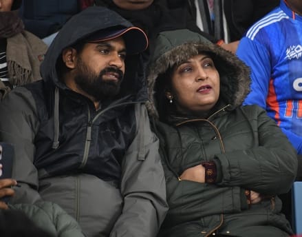 भारत और दक्षिण अफ्रीका के बीच चौथा टी-20 मुकाबला रद्द होने से मायूस दर्शक। 