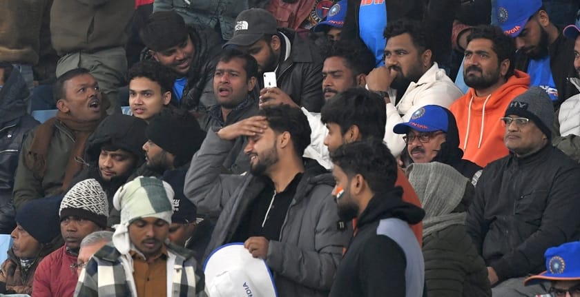 भारत और दक्षिण अफ्रीका के बीच चौथा टी-20 मुकाबला रद्द होने से मायूस दर्शक। 