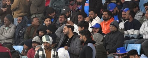 भारत और दक्षिण अफ्रीका के बीच चौथा टी-20 मुकाबला रद्द होने से मायूस दर्शक। 