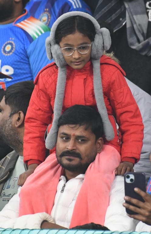भारत और दक्षिण अफ्रीका के बीच चौथा टी-20 मुकाबला रद्द होने से मायूस दर्शक। 