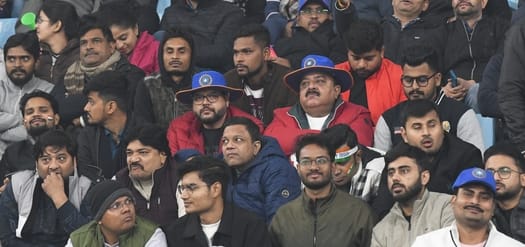 भारत और दक्षिण अफ्रीका के बीच चौथा टी-20 मुकाबला रद्द होने से मायूस दर्शक। 