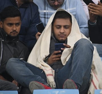 भारत और दक्षिण अफ्रीका के बीच चौथा टी-20 मुकाबला रद्द होने से मायूस दर्शक। 