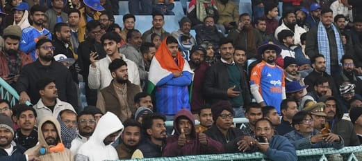 भारत और दक्षिण अफ्रीका के बीच चौथा टी-20 मुकाबला रद्द होने से मायूस दर्शक। 