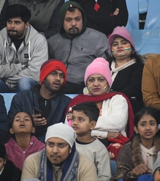 भारत और दक्षिण अफ्रीका के बीच चौथा टी-20 मुकाबला रद्द होने से मायूस दर्शक। 