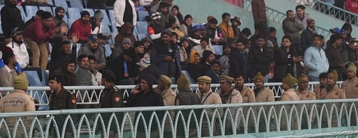 भारत और दक्षिण अफ्रीका के बीच चौथा टी-20 मुकाबला रद्द होने से मायूस दर्शक। 