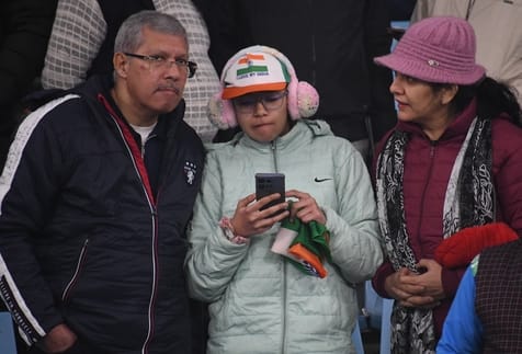 भारत और दक्षिण अफ्रीका के बीच चौथा टी-20 मुकाबला रद्द होने से मायूस दर्शक। 