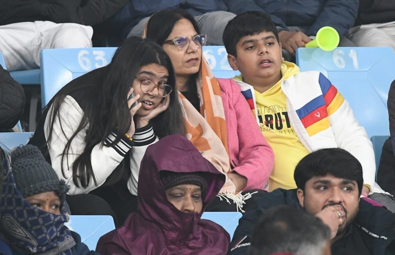 भारत और दक्षिण अफ्रीका के बीच चौथा टी-20 मुकाबला रद्द होने से मायूस दर्शक। 