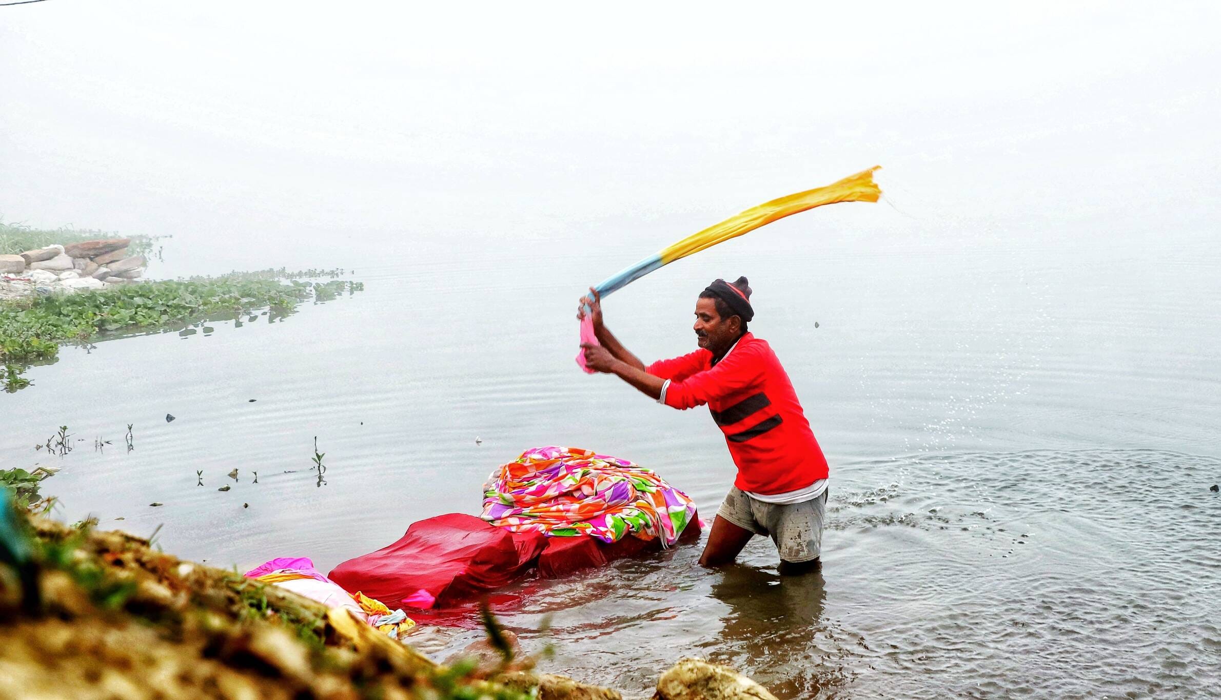 बुधवार को ठंड और कोहरे के बीच कुछ ऐसा रहा नजारा। 
