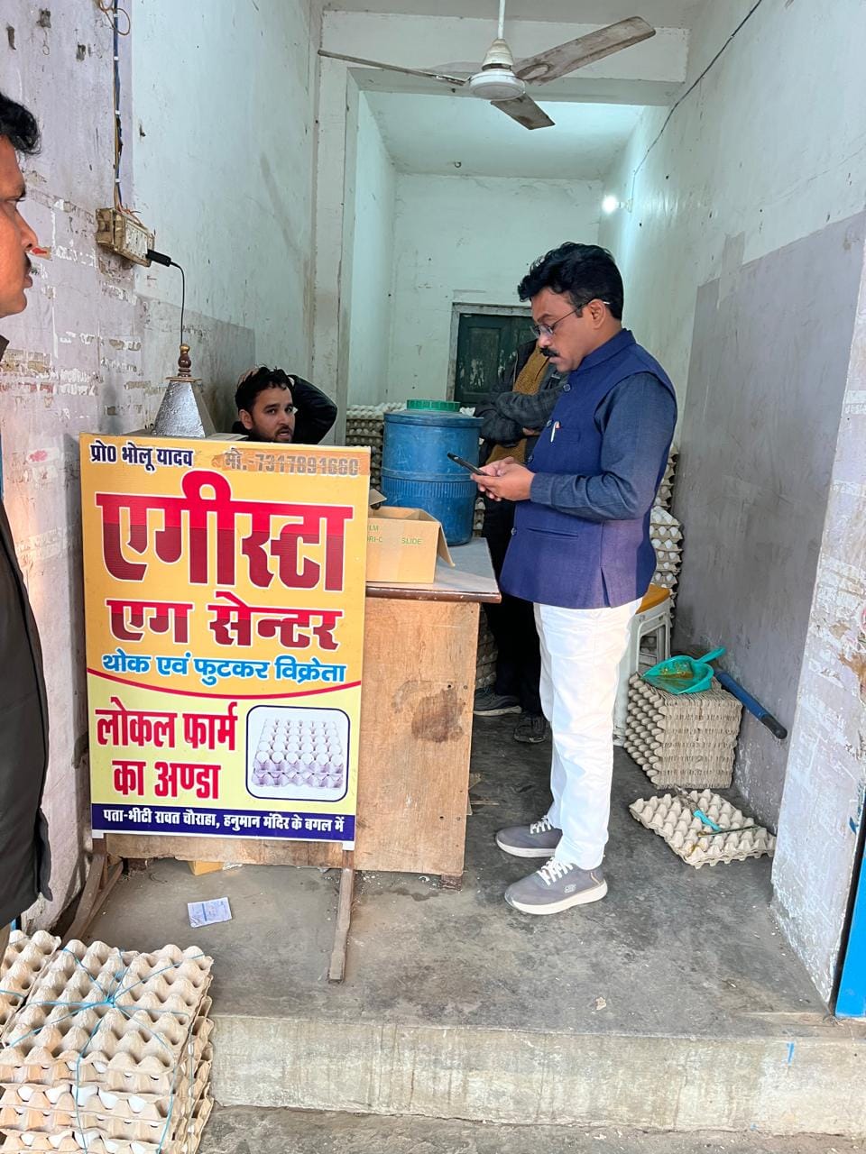 चने का नमूना भरते हुए खाद्य और औषधि प्रशासन की टीम । स्रोत - खाद्य निरीक्षक चने का नमूना भरते हुए खाद्य और औषधि प्रशासन की टीम । स्रोत - खाद्य निरीक्षक