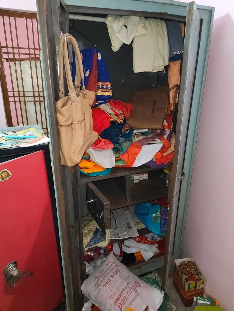 चारी के बाद बिखरा पड़ा सामान। चारी के बाद बिखरा पड़ा सामान।