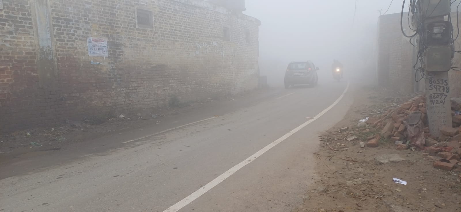 छछरौली रोड पर धुंध के बीच गुजरते वाहन चालक। संवाद