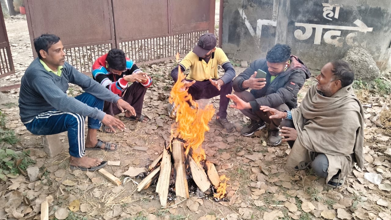 छछरौली रोड पर धुंध के बीच गुजरते वाहन चालक। संवाद