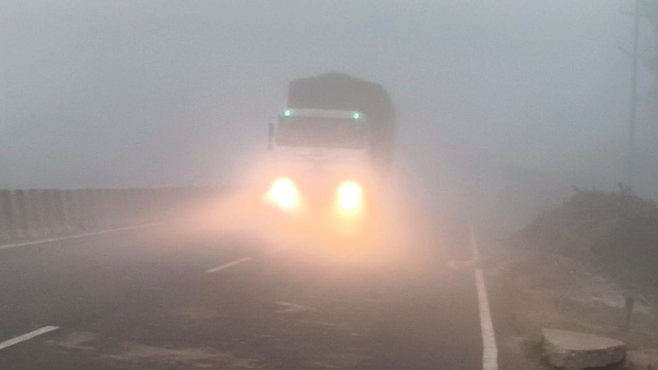 फोटो - 06 दिन में 12 बजे कोहरे की चादर से ढहा बांदा का रेलवे स्टेशन। संवाद