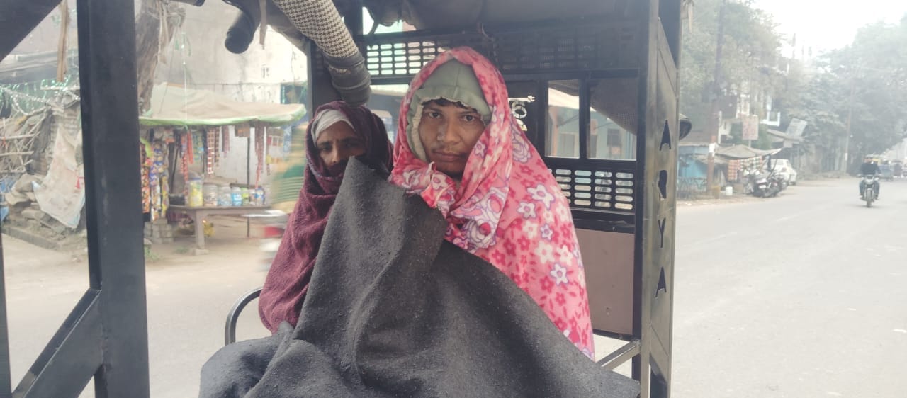 फोटो - 06 दिन में 12 बजे कोहरे की चादर से ढहा बांदा का रेलवे स्टेशन। संवाद