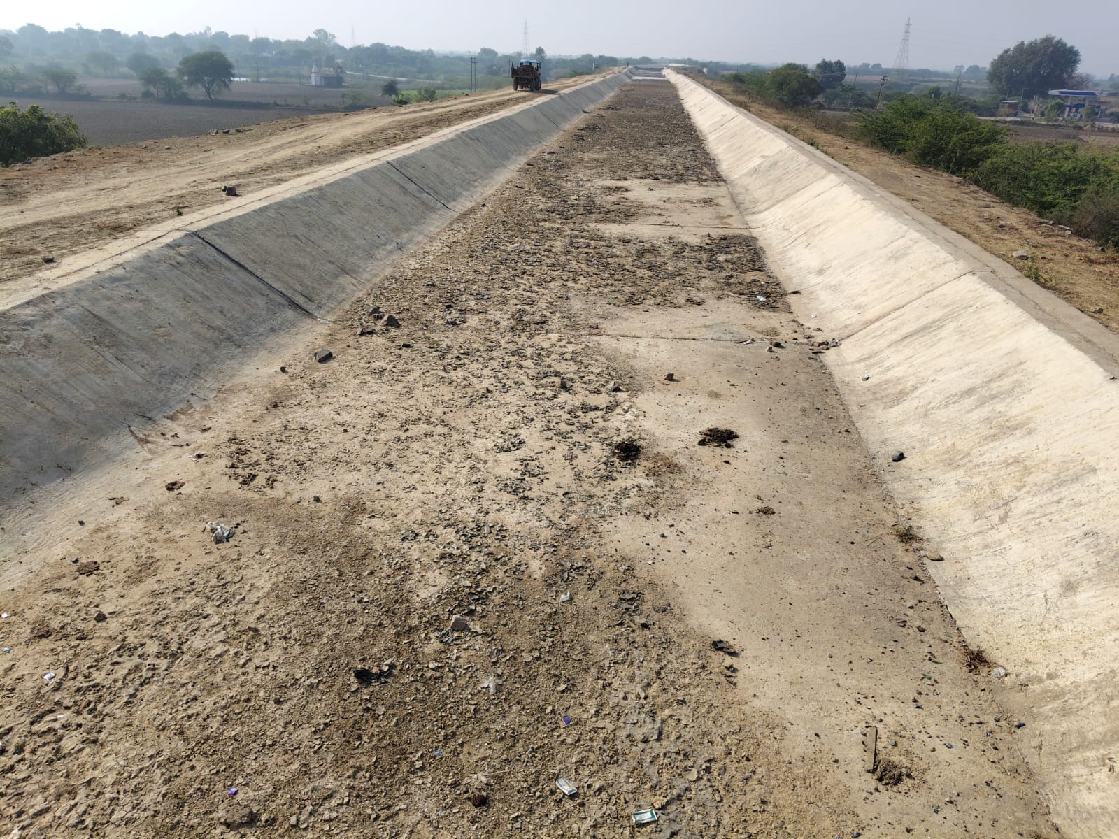 फोटो 18 एचएएमपी 05- जिगनौड़ा के पास मुख्य नहर में भरा बारिश का पानी। संवाद