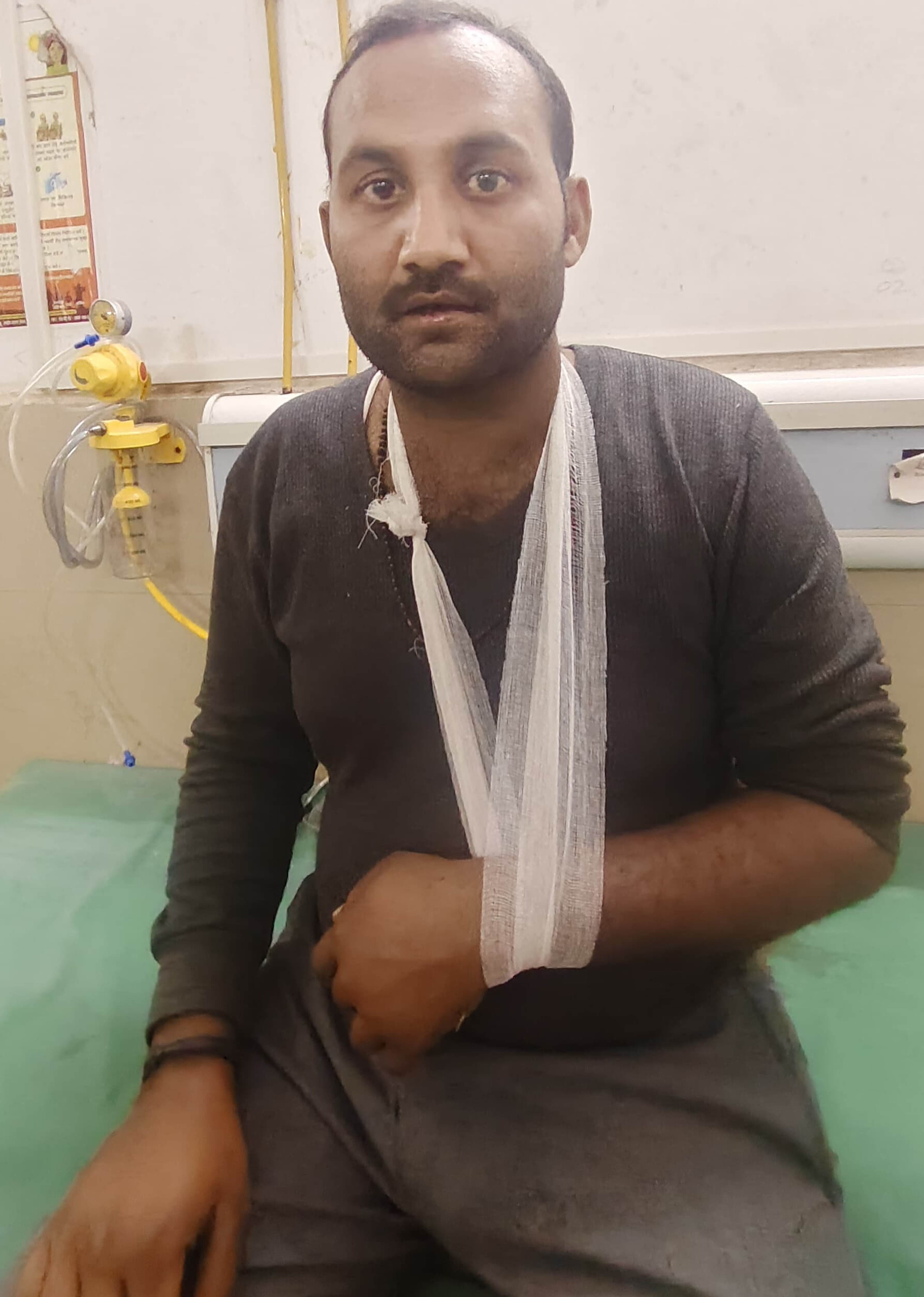 फोटो-28-जिला अस्पताल घायलों का हाल जानने से पहुंचे पूर्व ब्लॉक प्रमुख सुधीर त्रिपाठी। वीडियो ग् फोटो-28-जिला अस्पताल घायलों का हाल जानने से पहुंचे पूर्व ब्लॉक प्रमुख सुधीर त्रिपाठी। वीडियो ग्