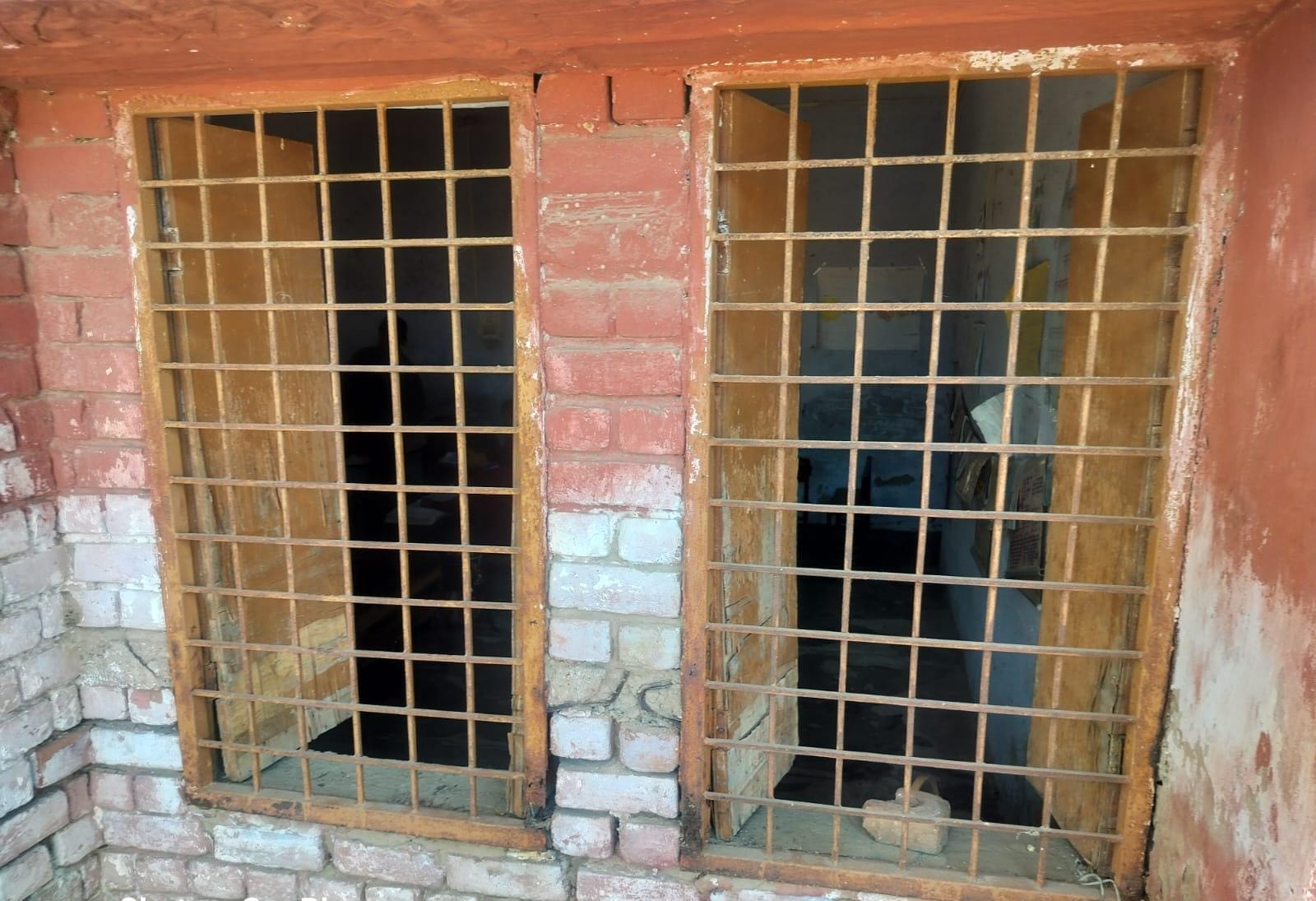 गांव कान्हड़वास स्थित राजकीय प्राथमिक विद्यालय में खुली खिड़की में पढ़ाई करने को मजबूर बच्चे। स