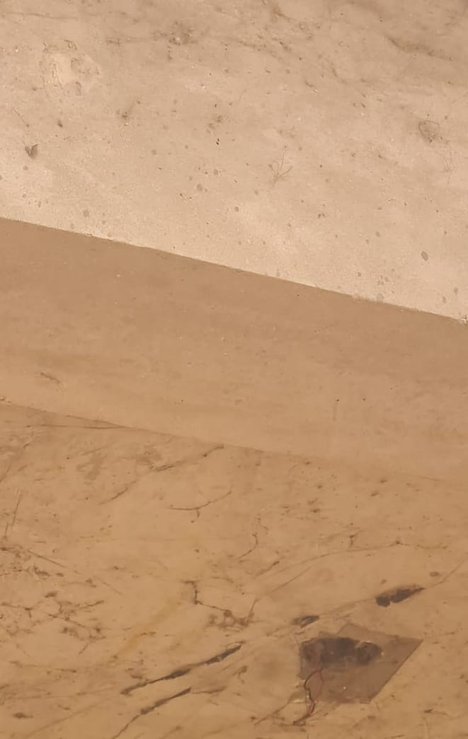 घटना के बाद बृहस्पतिवार को दुकान के बाहर खड़े लोग। संवाद