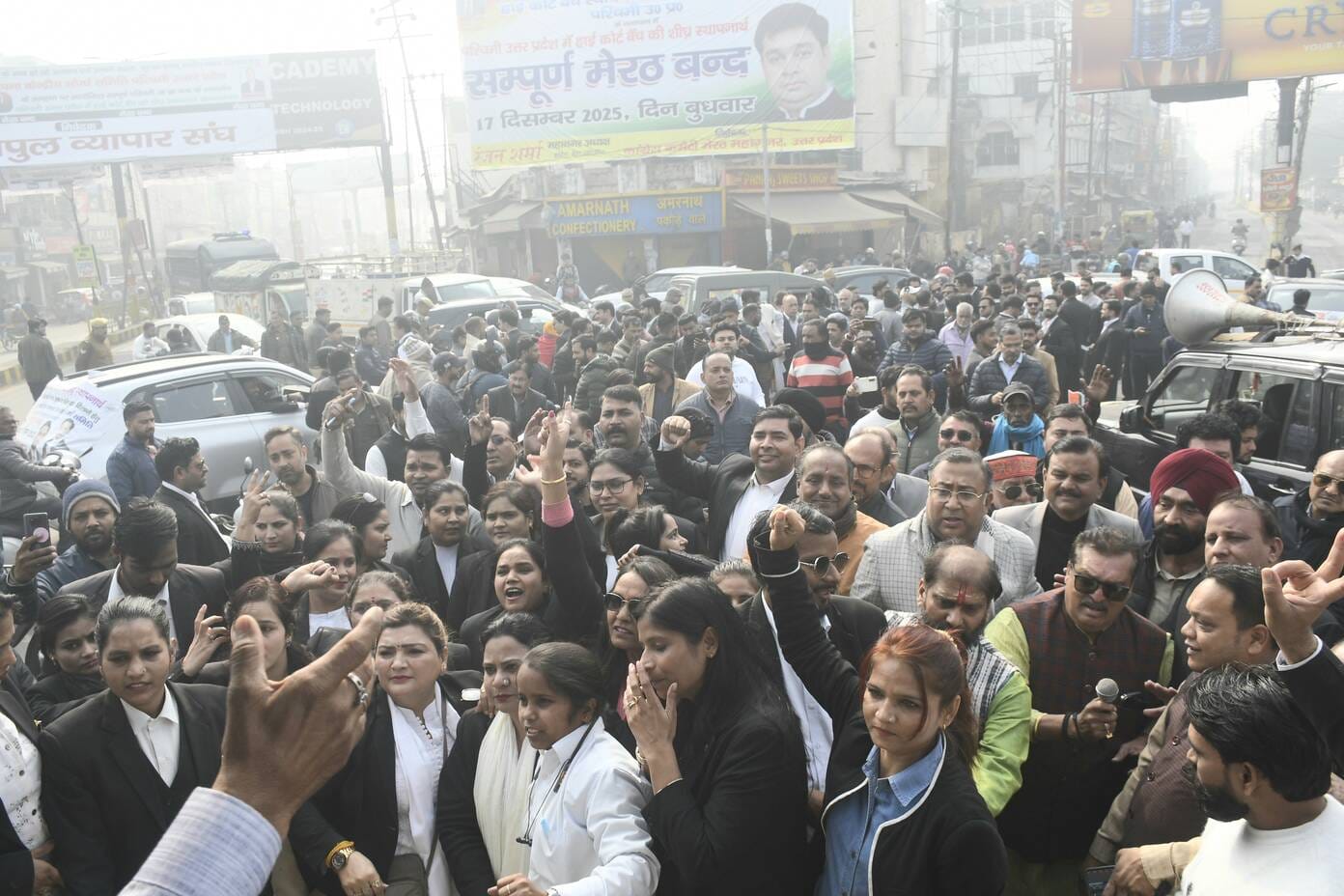 हाईकोर्ट बेंच की मांग को लेकर मेरठ बंद के दौरान बंद पड़ा बुढाना गेट मार्केट।   ......... संवाद.