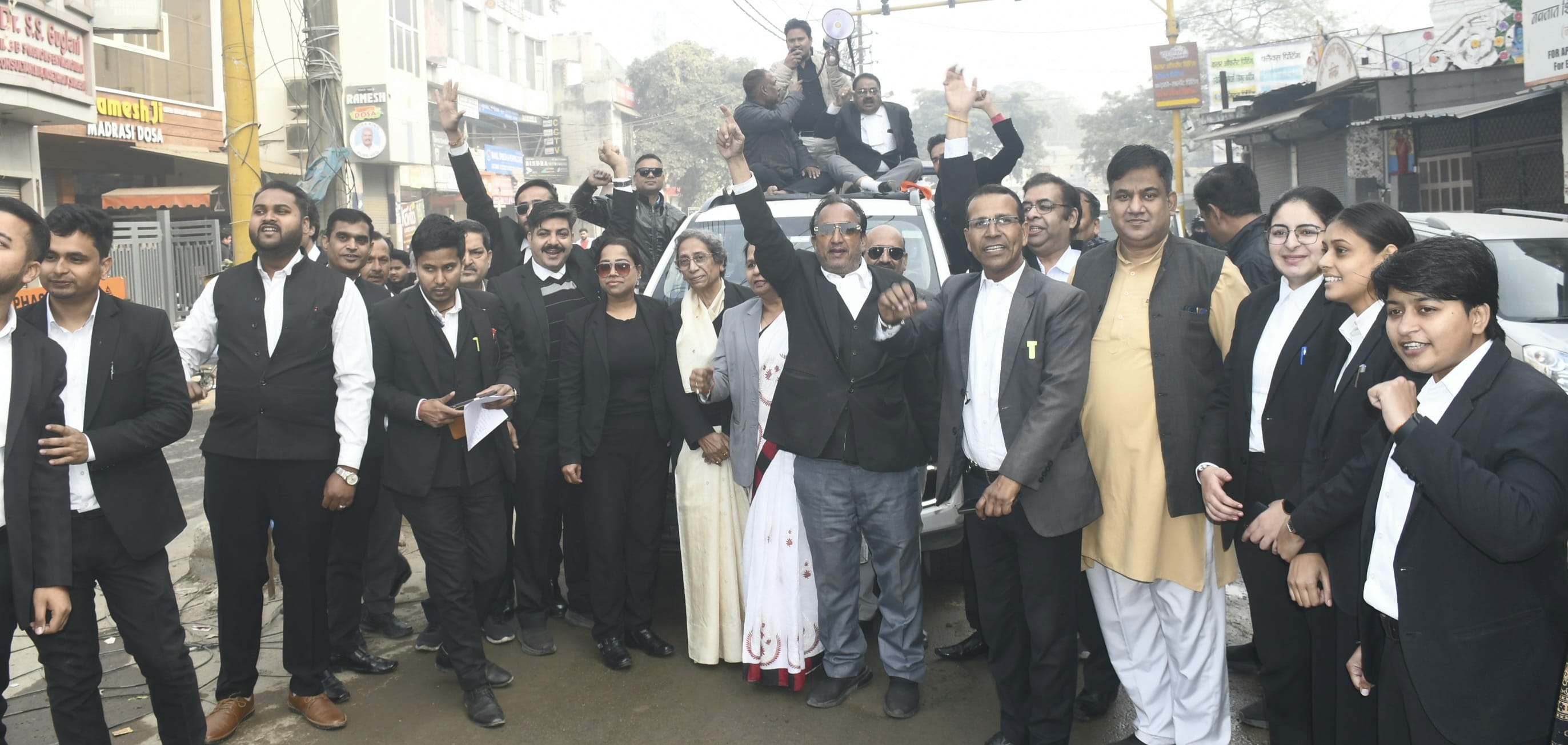 हाईकोर्ट बेंच की मांग को लेकर मेरठ बंद के दौरान बंद पड़ा बुढाना गेट मार्केट।   ......... संवाद.