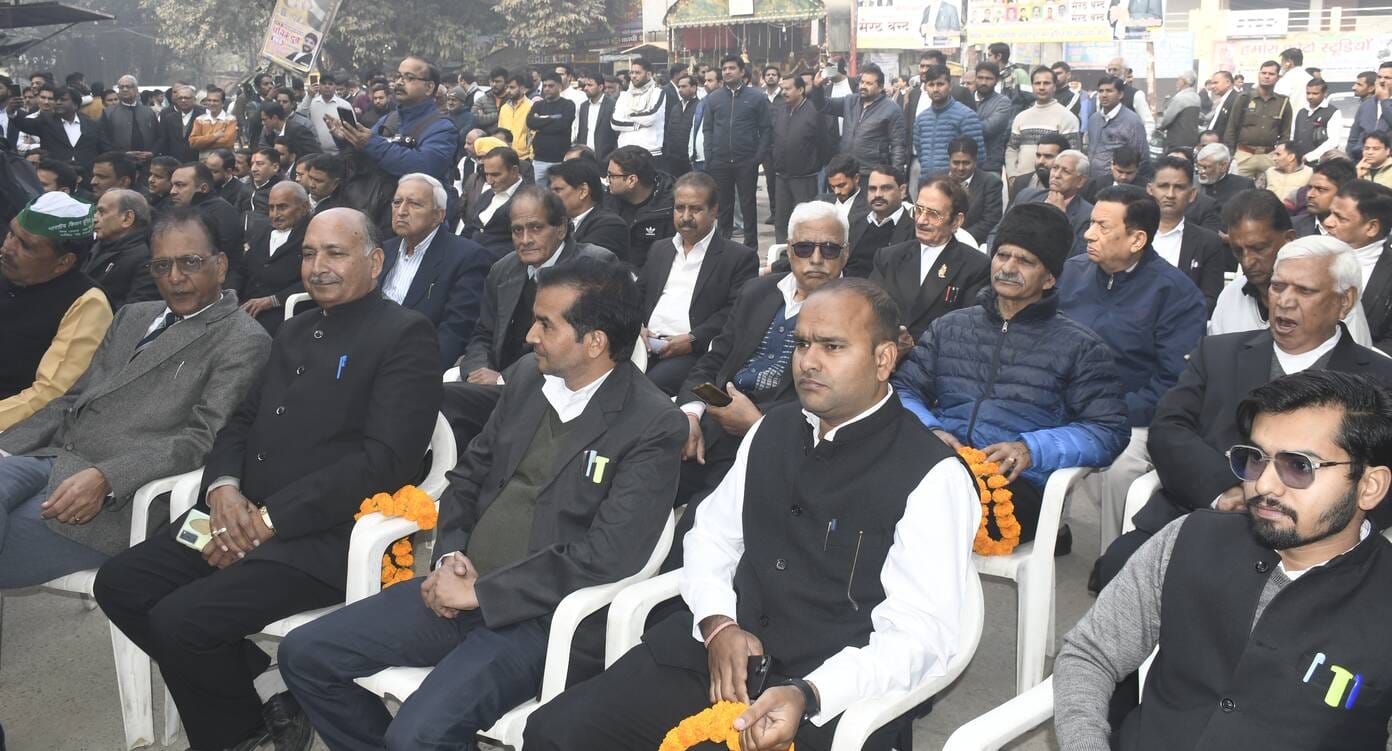 हाईकोर्ट बेंच की मांग को लेकर मेरठ बंद के दौरान हापुड़ रोड पर लोगों से सहयोग की अपील करते अधि हाईकोर्ट बेंच की मांग को लेकर मेरठ बंद के दौरान हापुड़ रोड पर लोगों से सहयोग की अपील करते अधि
