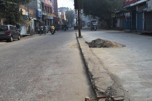 हाईकोर्ट बेंच की मांग को लेकर मेरठ बंद के दौरान हापुड़ रोड पर लोगों से सहयोग की अपील करते अधि हाईकोर्ट बेंच की मांग को लेकर मेरठ बंद के दौरान हापुड़ रोड पर लोगों से सहयोग की अपील करते अधि
