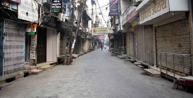 हाईकोर्ट बेंच की मांग को लेकर मेरठ बंद के दौरान हापुड़ रोड पर लोगों से सहयोग की अपील करते अधि हाईकोर्ट बेंच की मांग को लेकर मेरठ बंद के दौरान हापुड़ रोड पर लोगों से सहयोग की अपील करते अधि