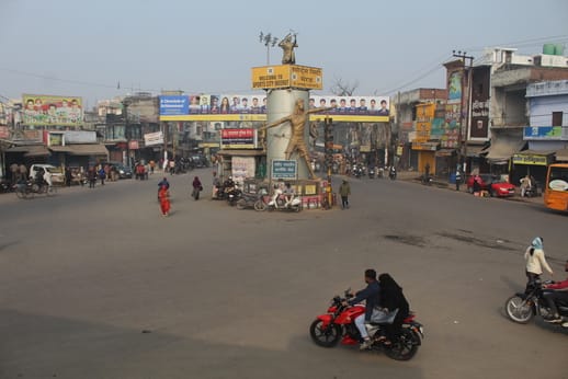 हाईकोर्ट बेंच की मांग को लेकर मेरठ बंद के दौरान हापुड़ रोड पर लोगों से सहयोग की अपील करते अधि हाईकोर्ट बेंच की मांग को लेकर मेरठ बंद के दौरान हापुड़ रोड पर लोगों से सहयोग की अपील करते अधि