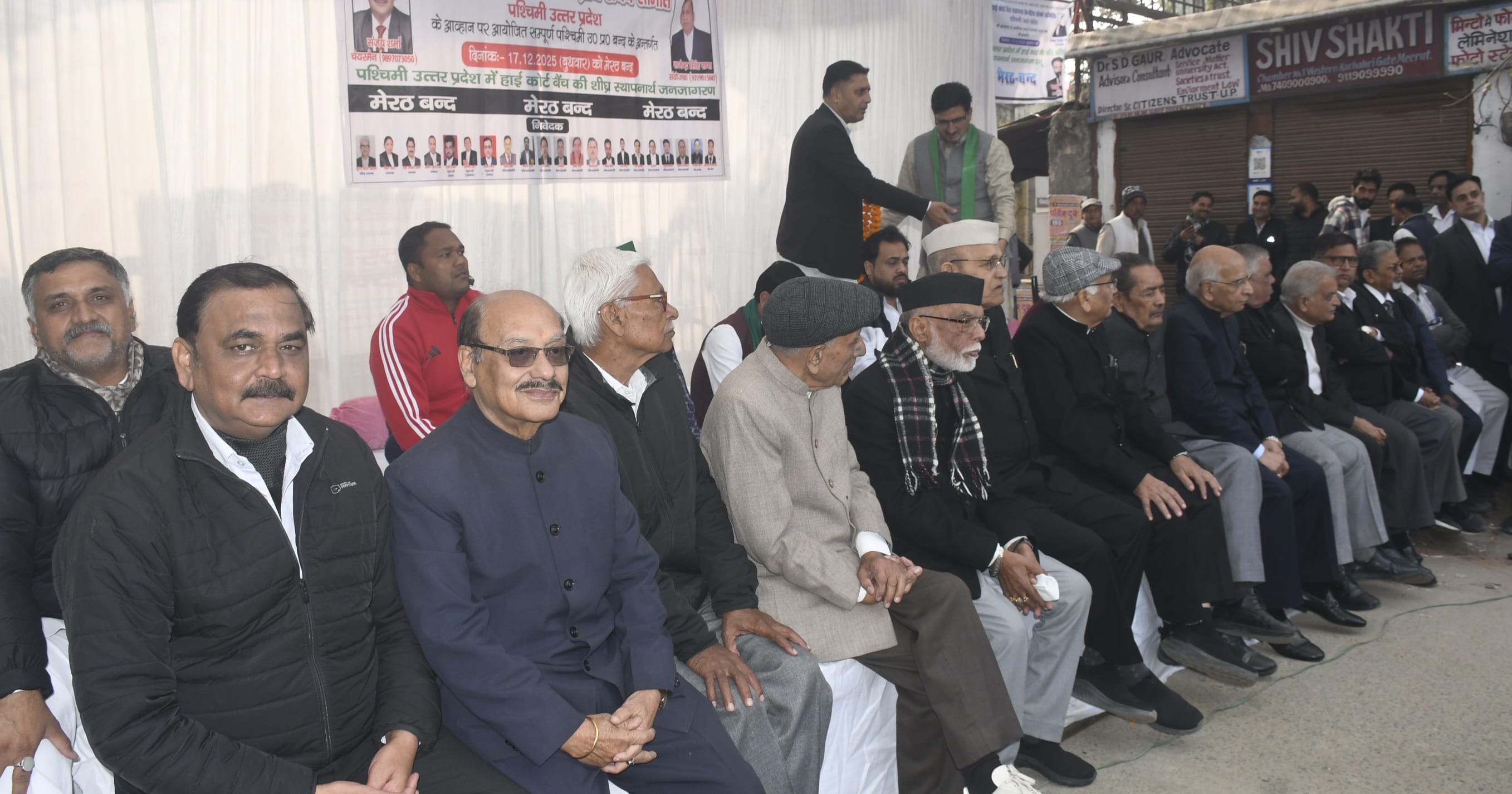 हाईकोर्ट बेंच की मांग को लेकर मेरठ बंद के दौरान हापुड़ रोड पर लोगों से सहयोग की अपील करते अधि हाईकोर्ट बेंच की मांग को लेकर मेरठ बंद के दौरान हापुड़ रोड पर लोगों से सहयोग की अपील करते अधि