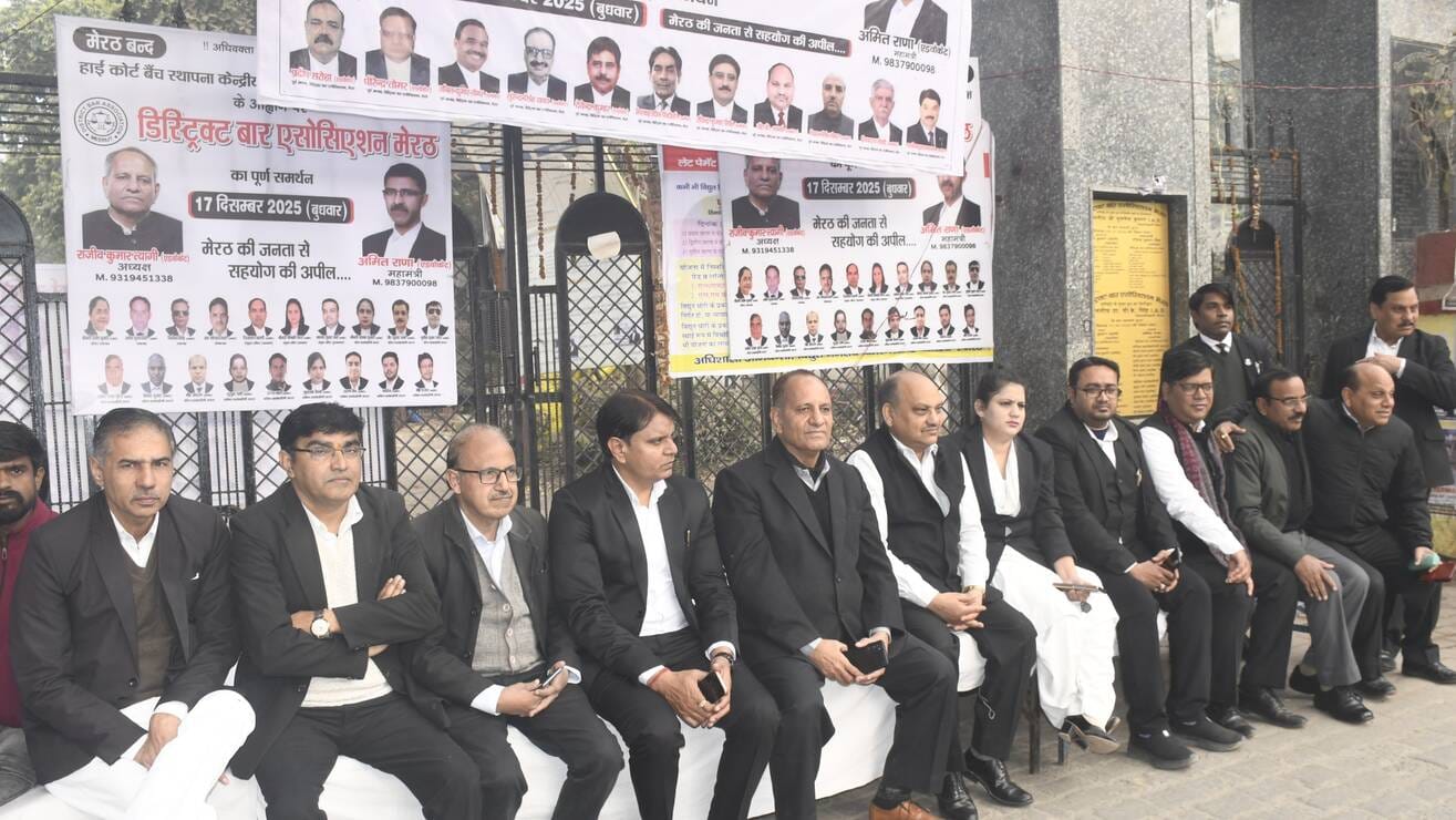 हाईकोर्ट बेंच की मांग को लेकर मेरठ बंद के दौरान हापुड़ रोड पर लोगों से सहयोग की अपील करते अधि हाईकोर्ट बेंच की मांग को लेकर मेरठ बंद के दौरान हापुड़ रोड पर लोगों से सहयोग की अपील करते अधि