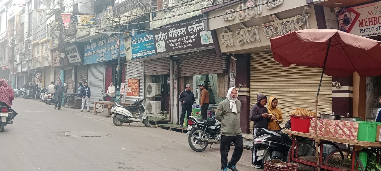 हाईकोर्ट बेंच की मांग के समर्थन में रुड़की रोड पर नारेबाजी करते अधिवक्ता : संवाद हाईकोर्ट बेंच की मांग के समर्थन में रुड़की रोड पर नारेबाजी करते अधिवक्ता : संवाद